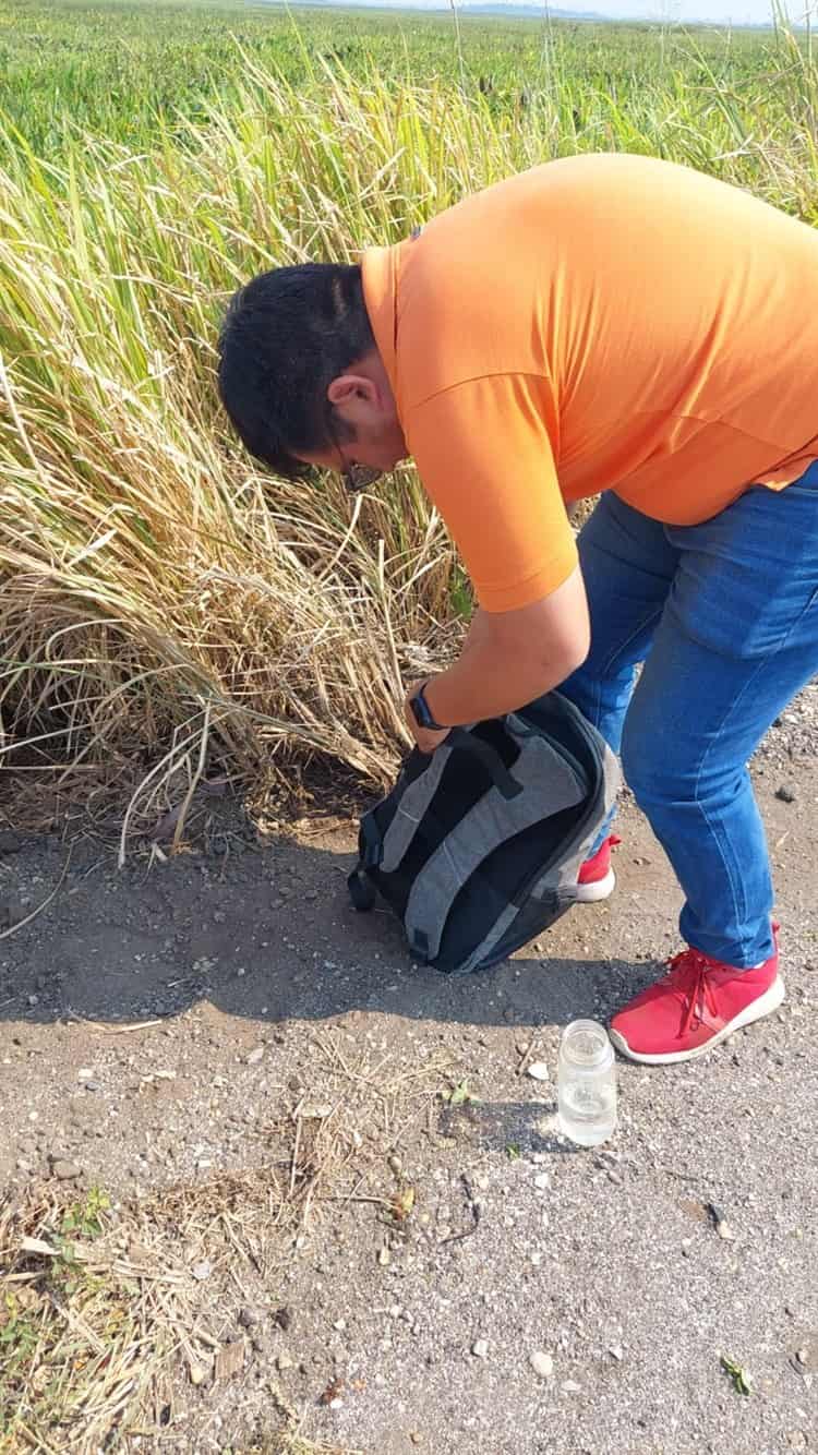 Camioneta sale del camino y vuelca en carretera del sur de Veracruz