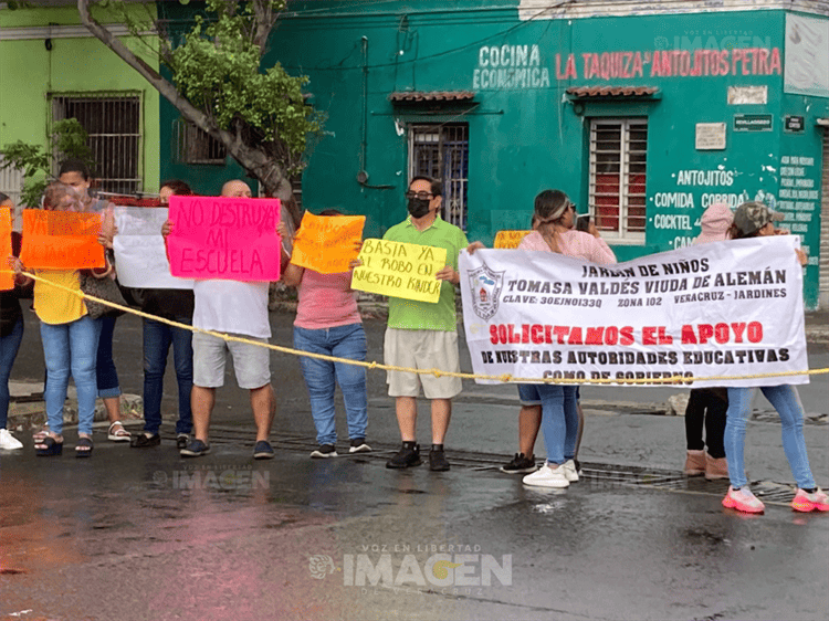 Bloquean calles de Veracruz por constantes robos a jardín de niños (+Video)