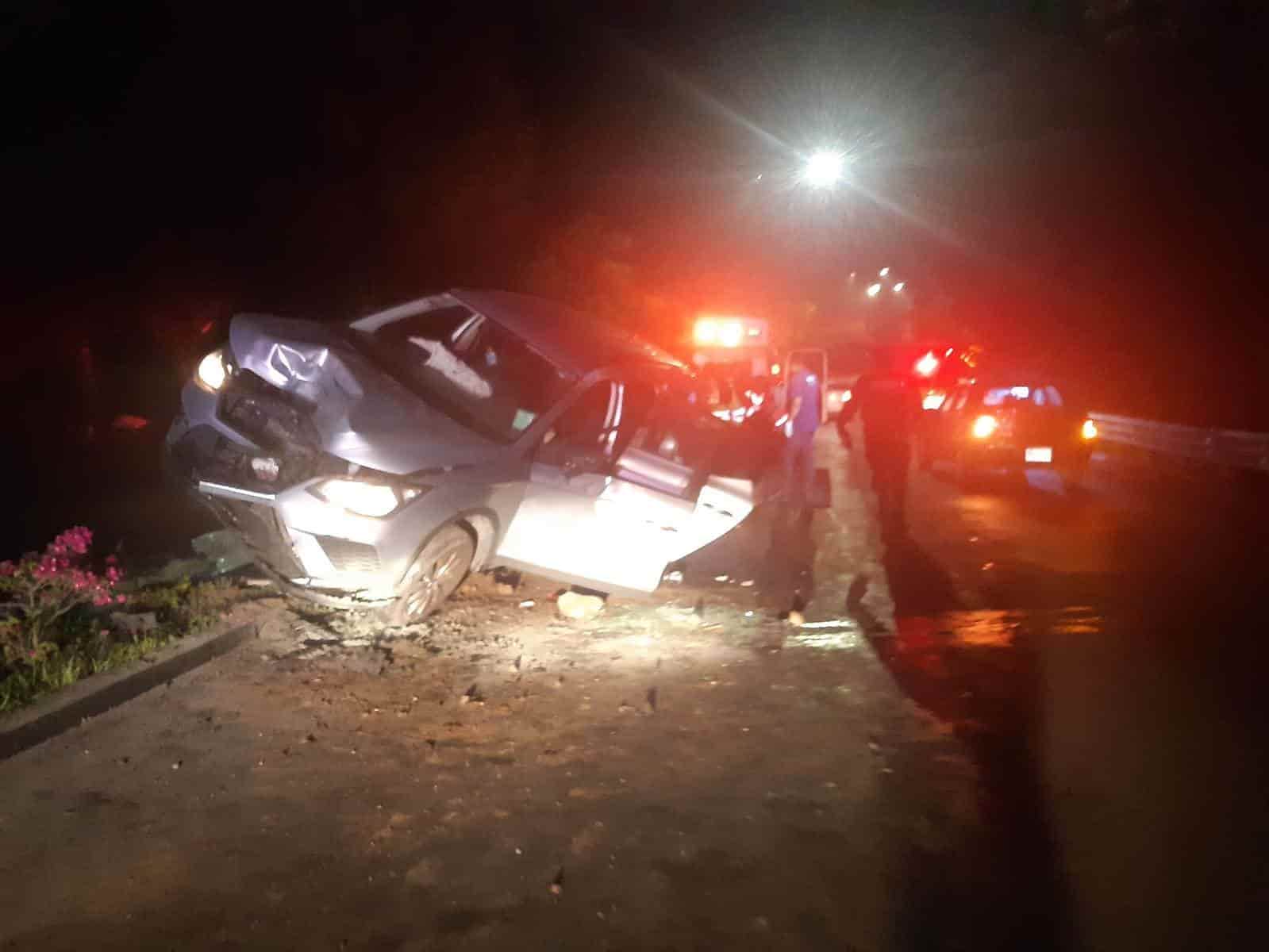 Se lesiona al chocar auto contra poste en bulevar Xalapa-Coatepec