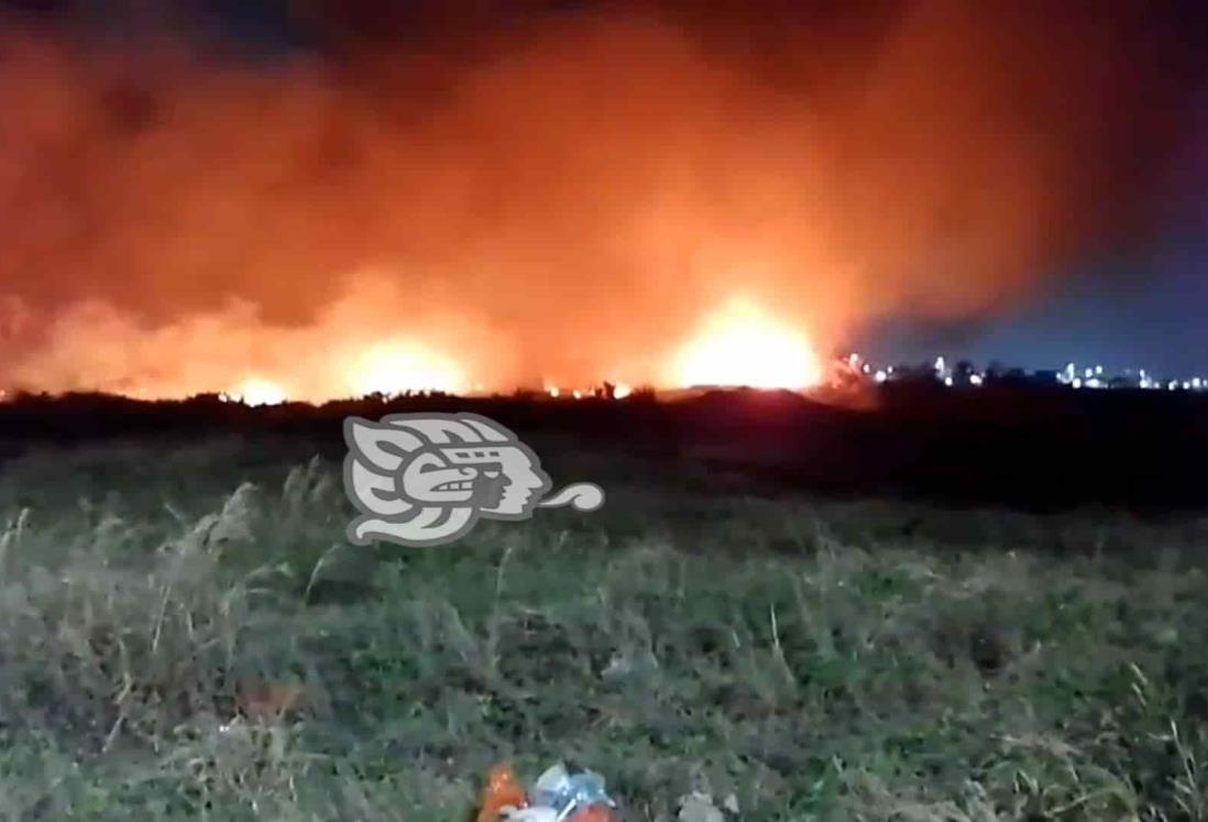 Se incendia basurero clandestino en predio del IPE en Coatzacoalcos