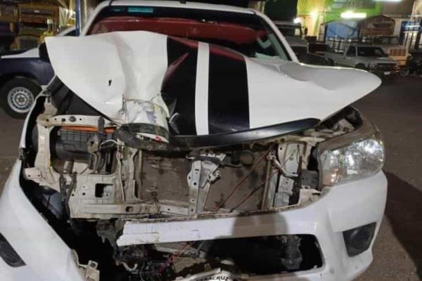 Auto choca y derriba semáforo en Minatitlán