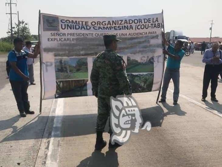 Bloquean campesinos carretera Costera del Golfo; exigen pago a Capufe