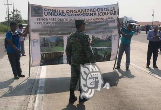 Campesinos cerraron la Costera del Golfo; esto exigen