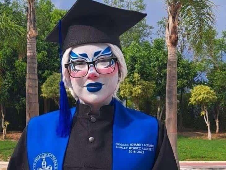 ¡Se vuelve viral! Joven se gradúa de la BUAP maquillada de Drag Queen