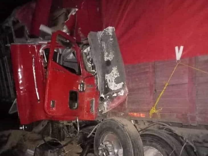 ¡Quedó prensado! choca contra tráiler en Alto Lucero