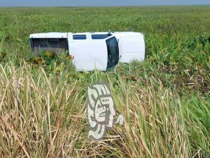 Camioneta sale del camino y vuelca en carretera del sur de Veracruz