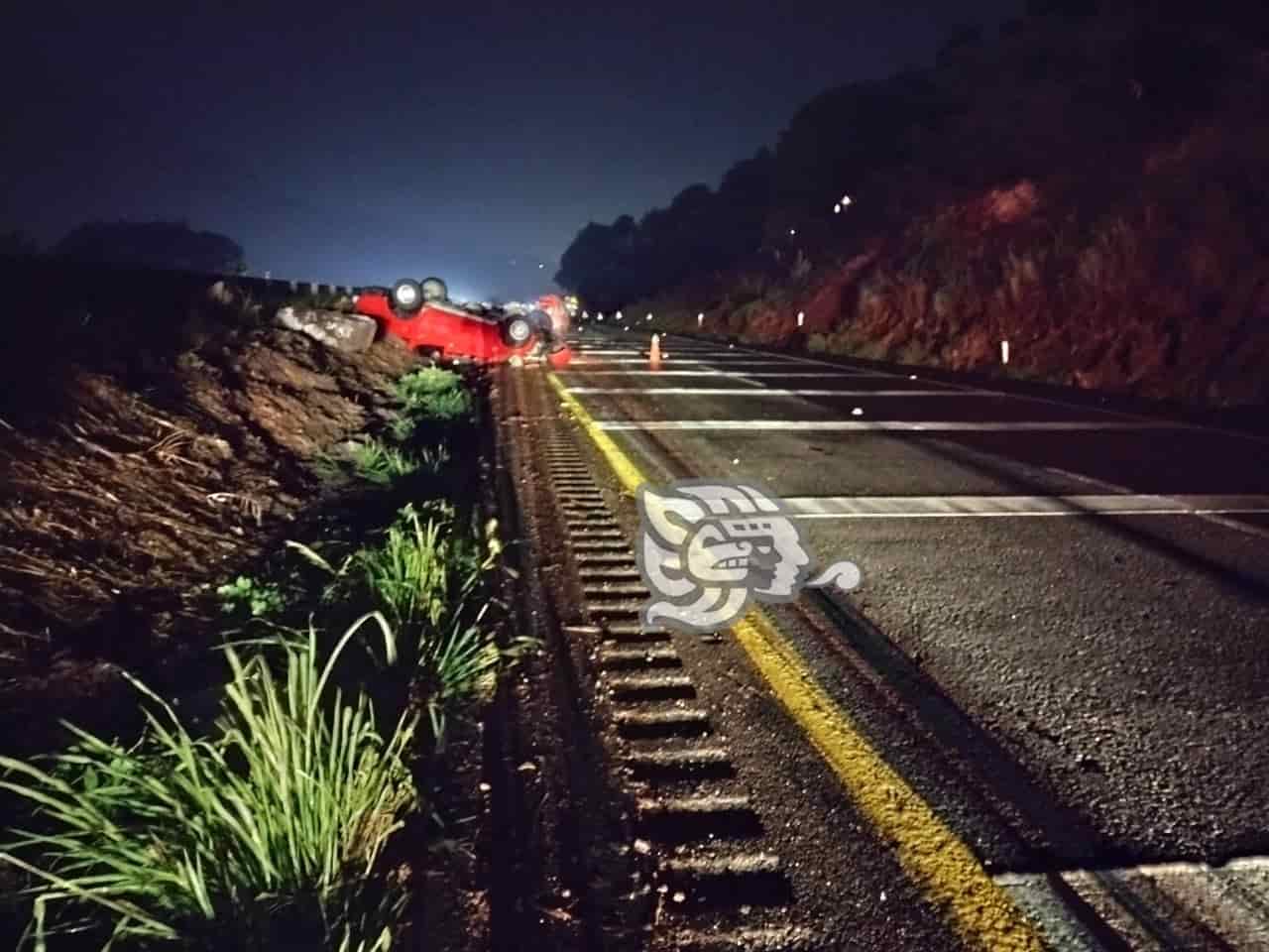 Vuelca camioneta en Nogales; hay 1 lesionado