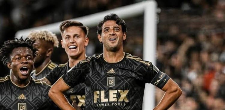 Carlos Vela abierto a cualquier opción para seguir jugando