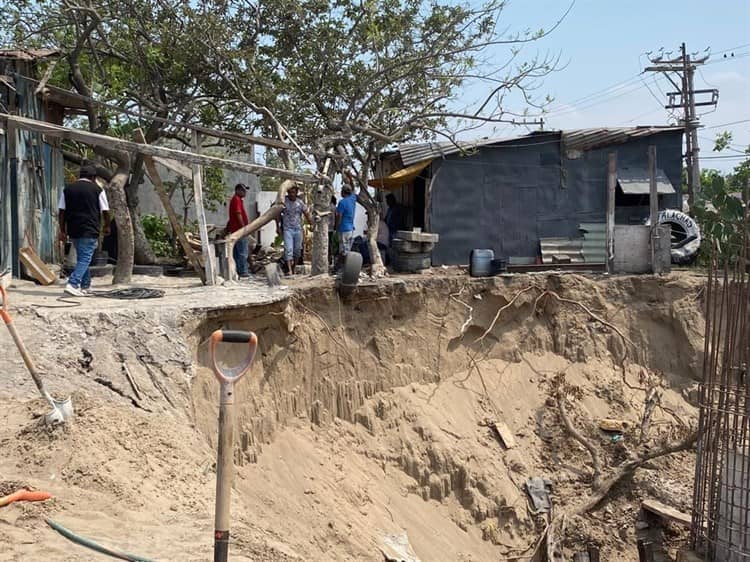 Alud de tierra sepulta a trabajador en Veracruz; lo rescatan con vida