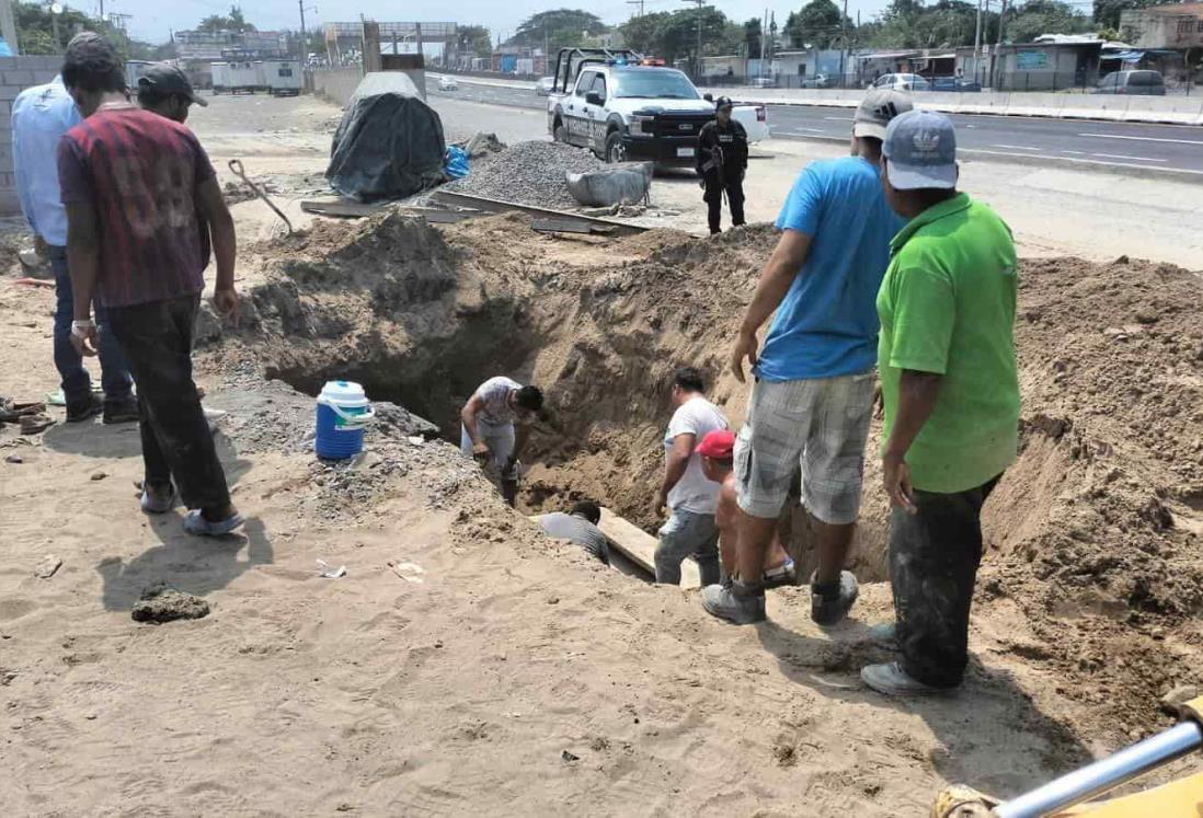 Alud de tierra sepulta a trabajador en Veracruz; lo rescatan con vida