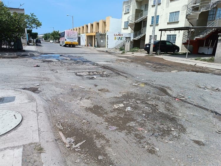 ¡Son cráteres! Calles de Lomas del Río Medio 4 son intransitables; se forman más baches