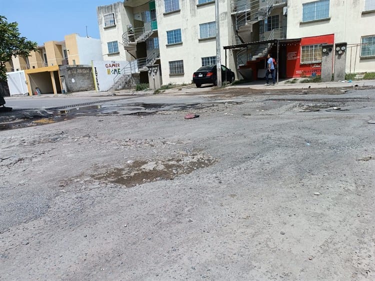 ¡Son cráteres! Calles de Lomas del Río Medio 4 son intransitables; se forman más baches