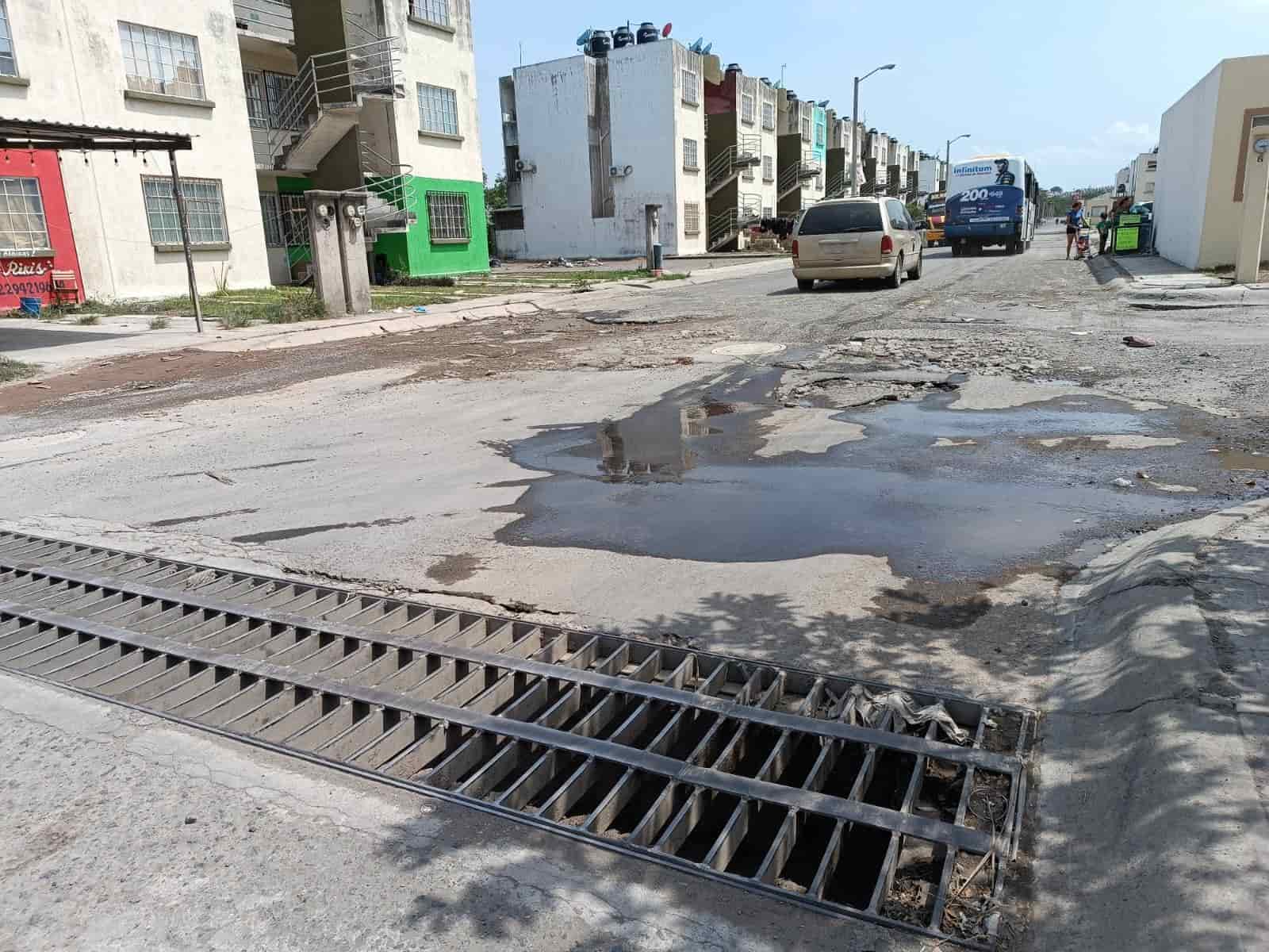 ¡Son cráteres! Calles de Lomas del Río Medio 4 son intransitables; se forman más baches