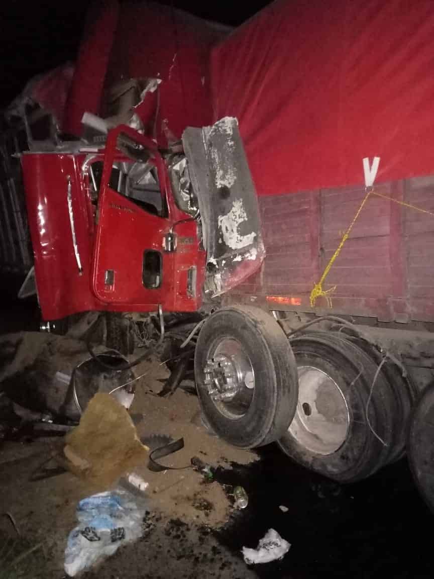 Queda prensado tras chocar por alcance contra tráiler en Alto Lucero