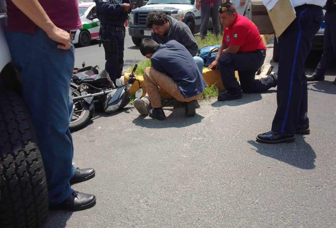 Camioneta choca a motociclista en avenida de Xalapa