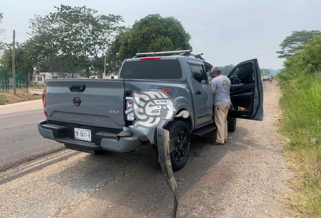 Camioneta intenta rebasar y choca con camión de volteo en Acayucan