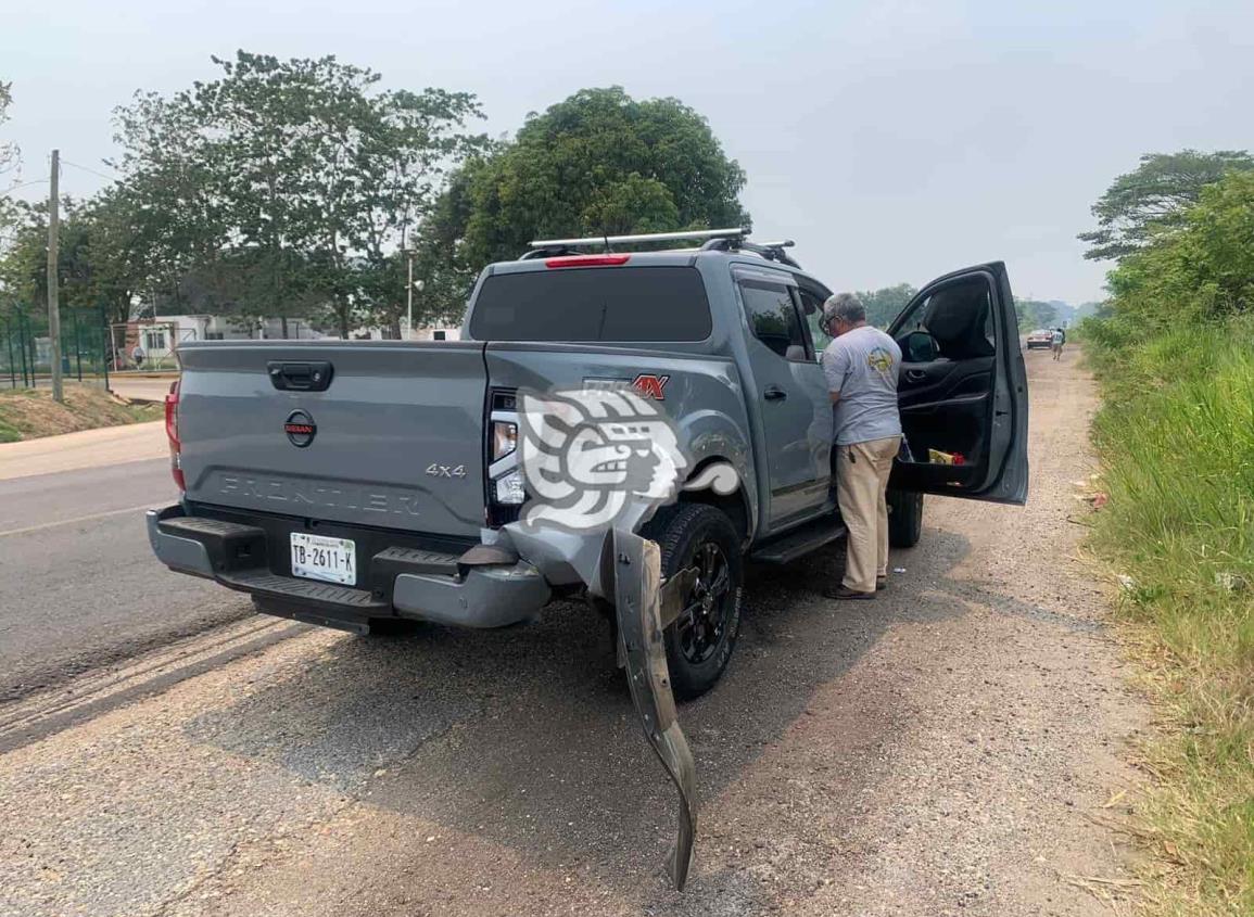 Intenta rebasar y es colisionado en la Costera del Golfo en Acayucan