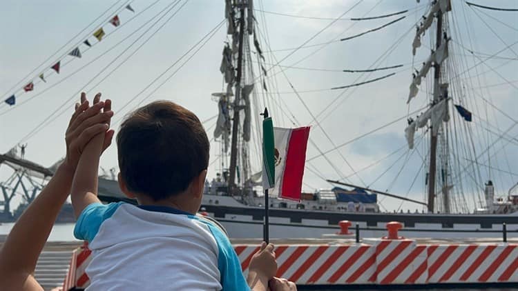 Buque Simón Bolívar permitió el reencuentro de familia venezolana en Veracruz (+video)