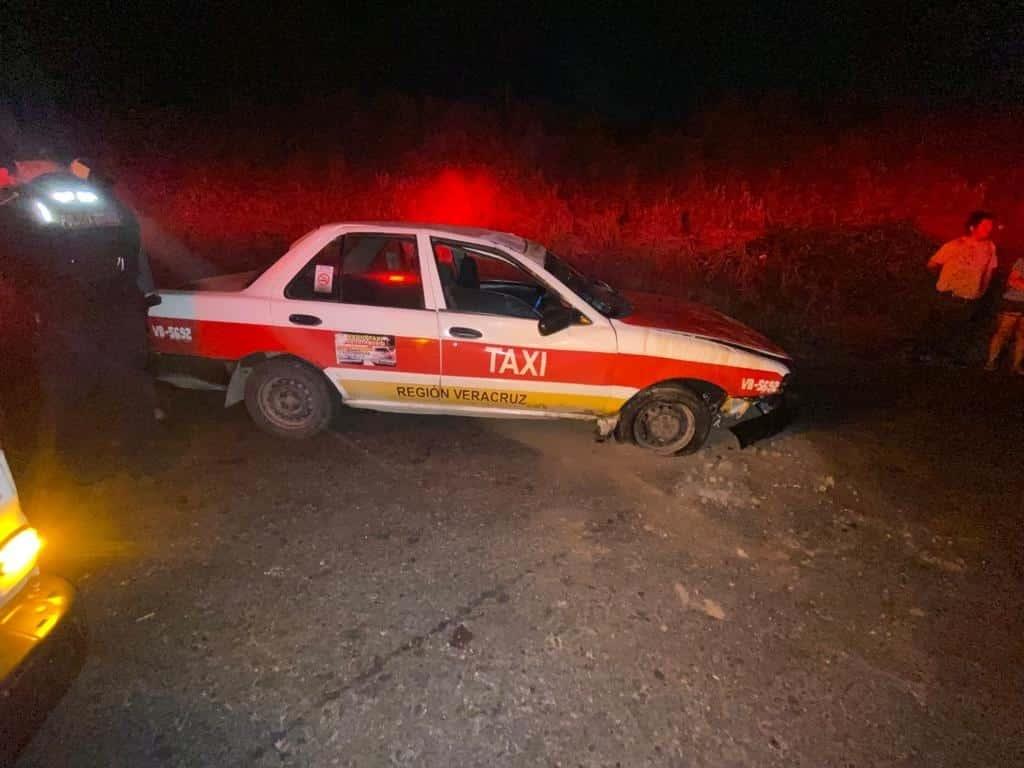 Pierde el control y vuelca taxi en la Veracruz-Xalapa