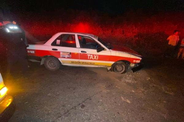 Taxi pierde el control y vuelca en la Veracruz-Xalapa