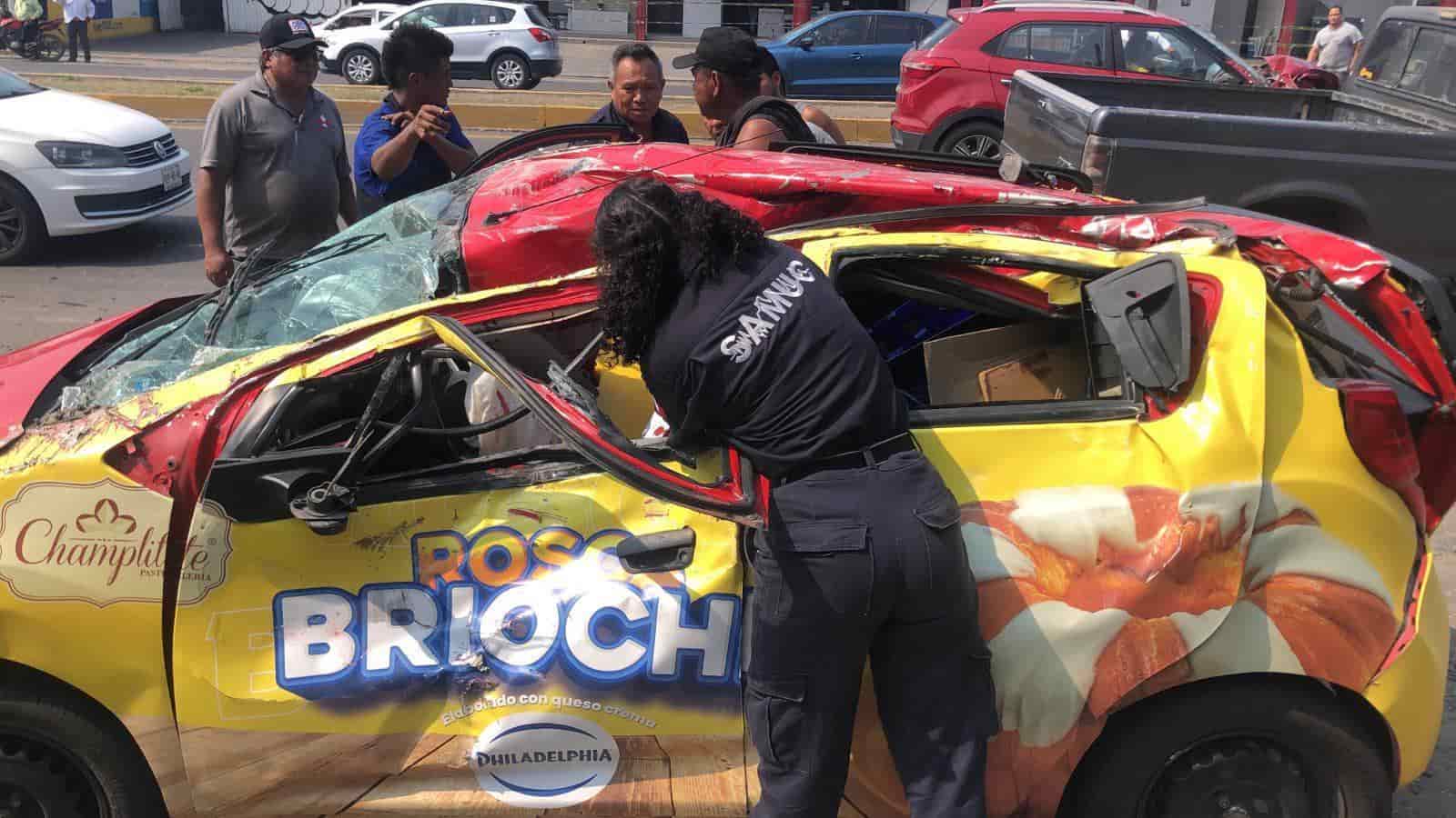 Fallece empleado de pastelería al volcar su auto en puente de Las Amapolas, en Veracruz(+Video)