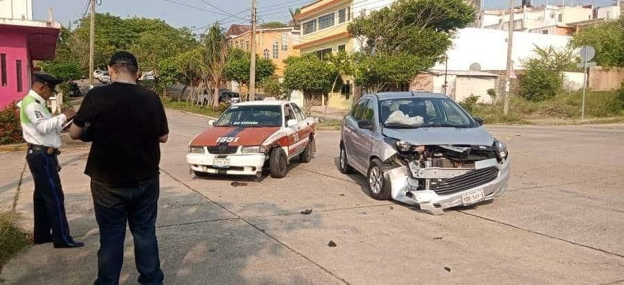 Figo se estampa contra taxi en la colonia Benito Juárez