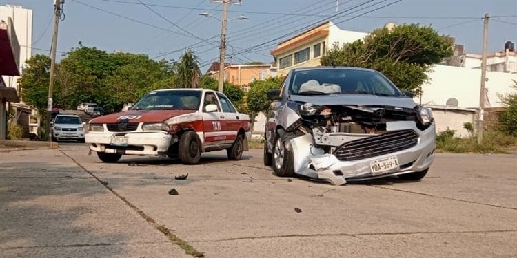 Figo se estampa contra taxi en la colonia Benito Juárez