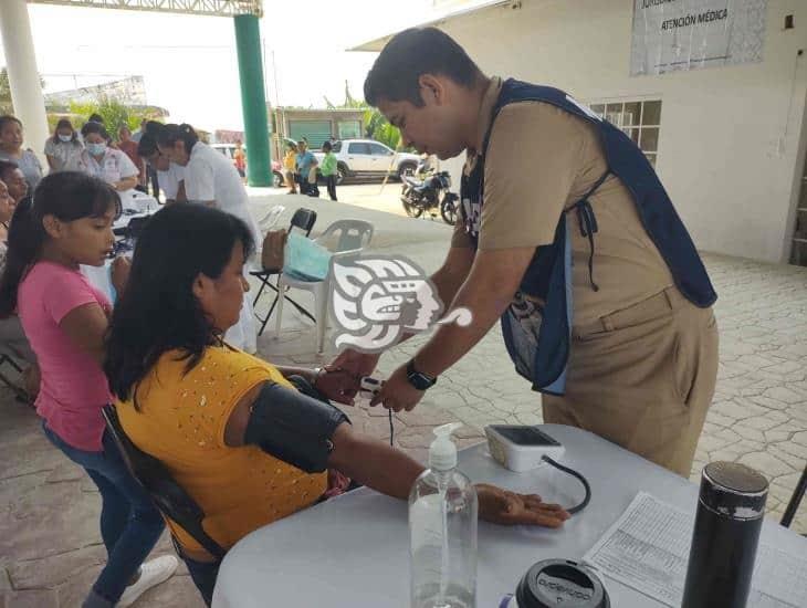 Brigada médica de la Marina benefició a habitantes de Moloacán