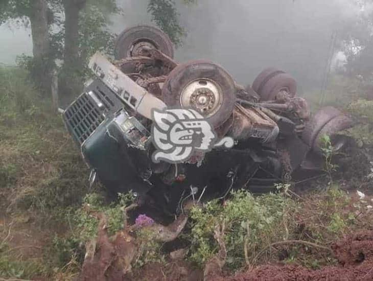 Cae volteo a barranco tras falla mecánica, en Chiconquiaco