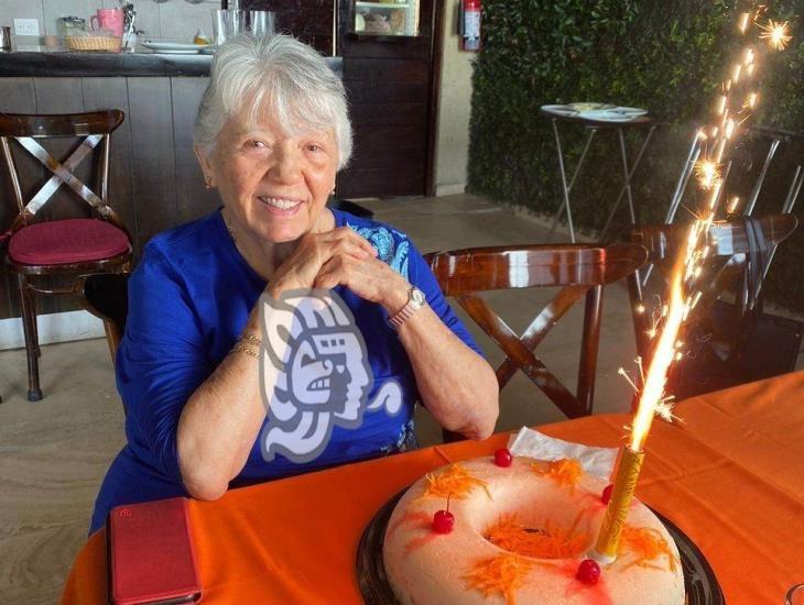 Feliz cumpleaños para la consentida, Lucila de Ruiz