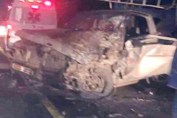 Chocan camioneta y tráiler en Santiago Tuxtla; hay un muerto