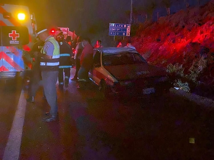 Pierde el control y vuelca taxi en la Veracruz-Xalapa