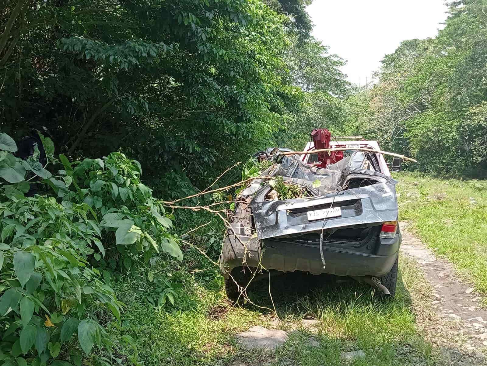 Camioneta cae a barranco tras volcarse en carretera a San Andrés Tuxtla