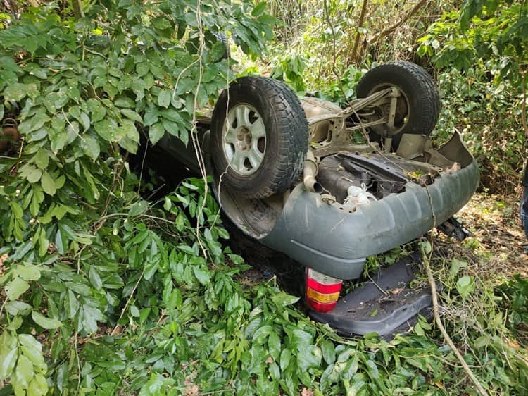 Camioneta cae a barranco tras volcarse en carretera a San Andrés Tuxtla