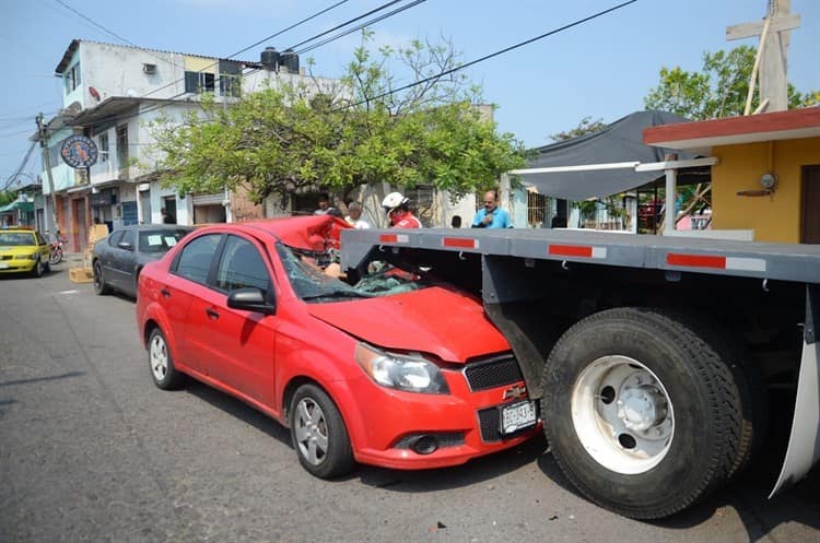 ¡Volvió a nacer! Pierde el control y choca contra remolque en Veracruz (+video)