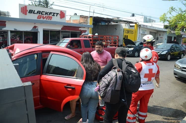 ¡Volvió a nacer! Pierde el control y choca contra remolque en Veracruz (+video)