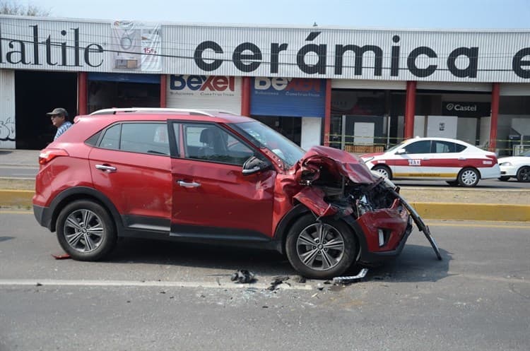 Fallece empleado de pastelería al volcar su auto en puente de Las Amapolas, en Veracruz(+Video)