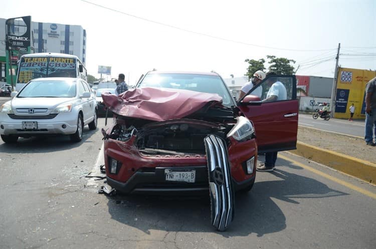 Fallece empleado de pastelería al volcar su auto en puente de Las Amapolas, en Veracruz(+Video)