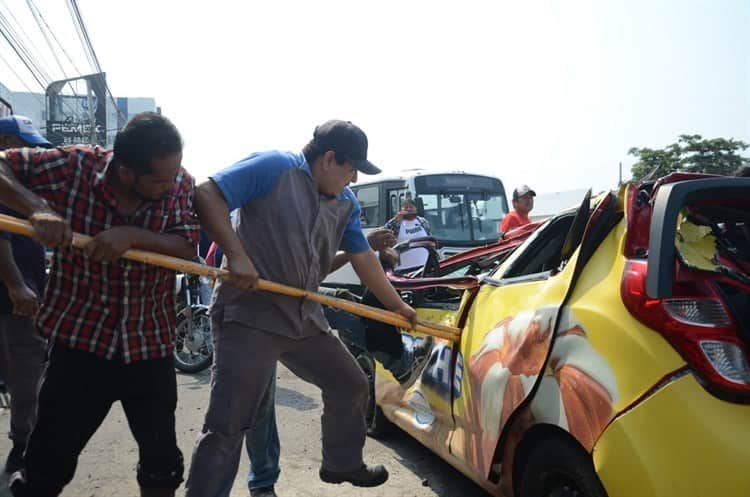 Fallece empleado de pastelería al volcar su auto en puente de Las Amapolas, en Veracruz(+Video)