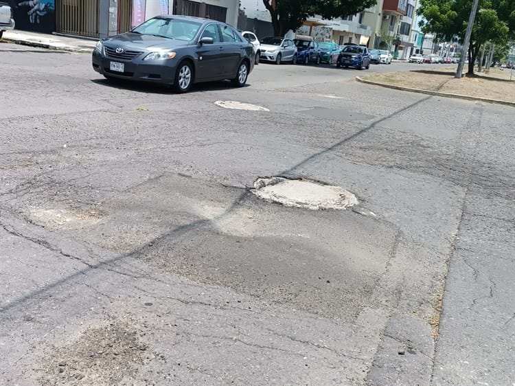 Bache afecta a automovilistas en calles de Boca del Río