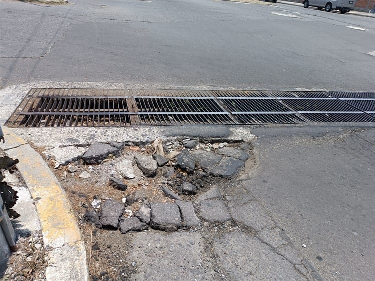 Bache afecta a automovilistas en calles de Boca del Río