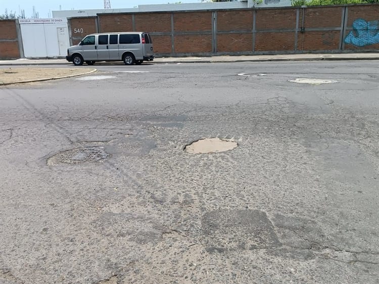 Bache afecta a automovilistas en calles de Boca del Río