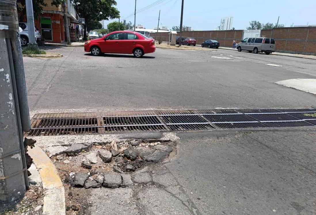 Bache afecta a automovilistas en calles de Boca del Río