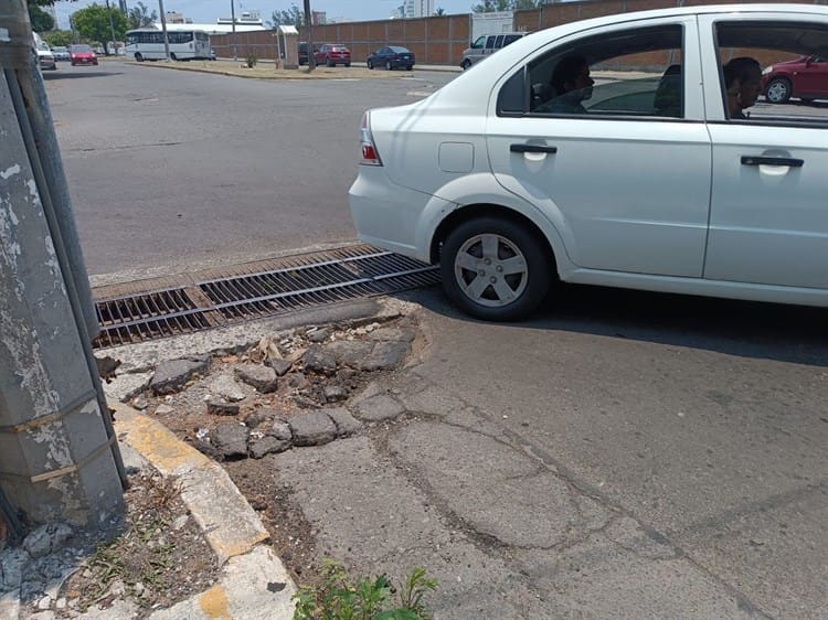 Bache afecta a automovilistas en calles de Boca del Río