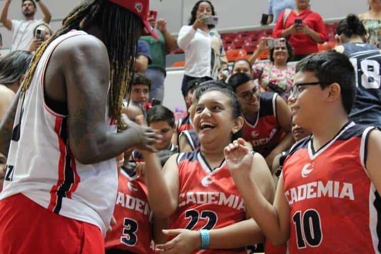 Reciben uniformes alumnos de Academia Halcones Rojos