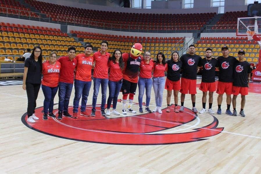 Reciben uniformes alumnos de Academia Halcones Rojos