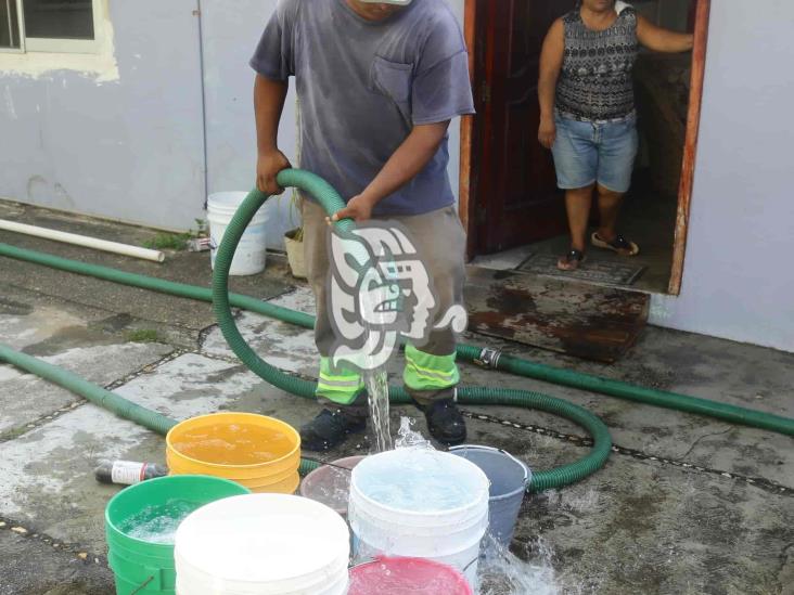 Abastecen agua con pipas en el centro de la ciudad; ¡Siguen sin el servicio!