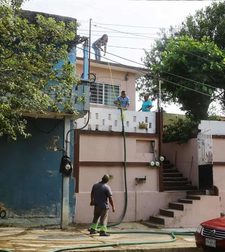 Abastecen agua con pipas en el centro de la ciudad; ¡Siguen sin el servicio!