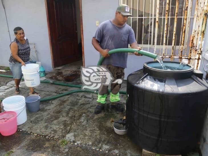 Abastecen agua con pipas en el centro de la ciudad; ¡Siguen sin el servicio!