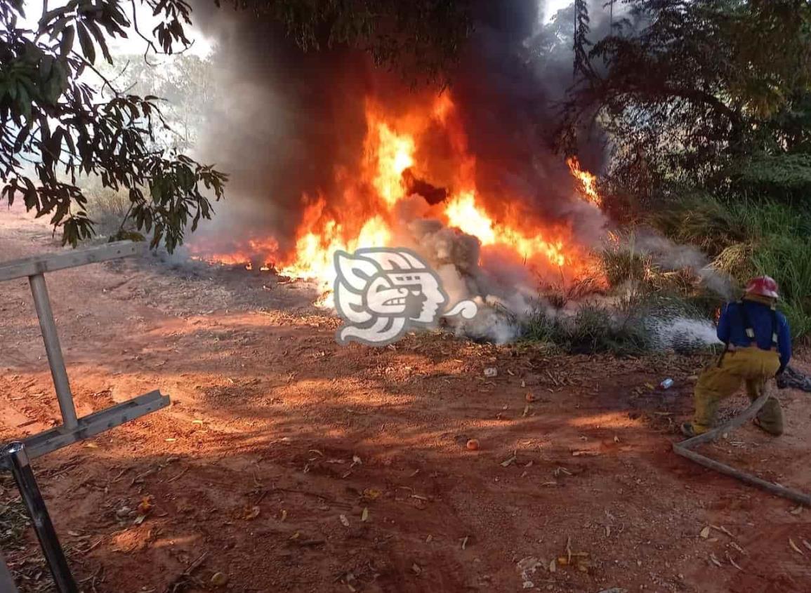 Residuos de asfalto provocan incendio en Acayucan